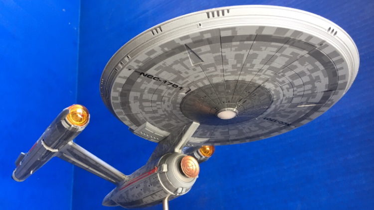 round2 dsc1701 head 750x422 Review: Polar Lights ‘Star Trek: Discovery’ USS Enterprise Model Reimagines A Classic